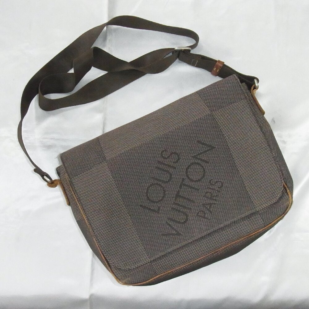 Louis Vuitton Damier Geant Messenger Bag
